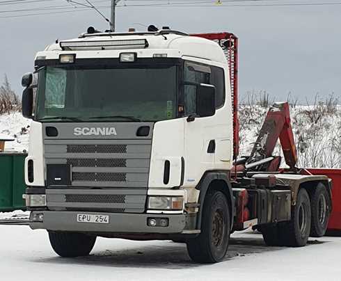 Vit Scania R124 6X2 lastväxlare stulen i Boden